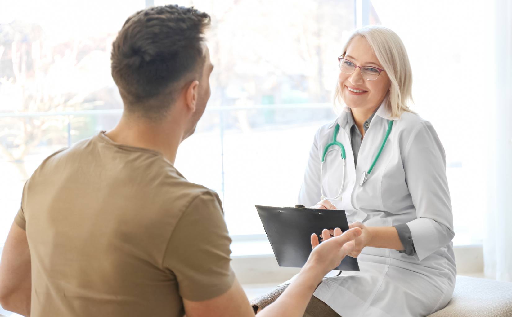 Doctor meeting with a client about Anthem rehab in New Jersey.