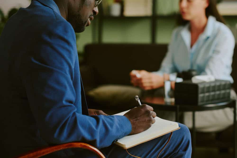 Woman speaking with therapist during Horizon rehab in New Jersey counseling session